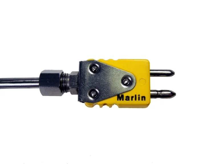 Mineral insulated thermocouple fitted with a plug